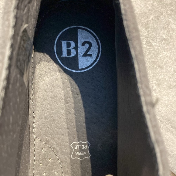 NWT B2 by Browns Grey Suede Shoes - Picture 6 of 13